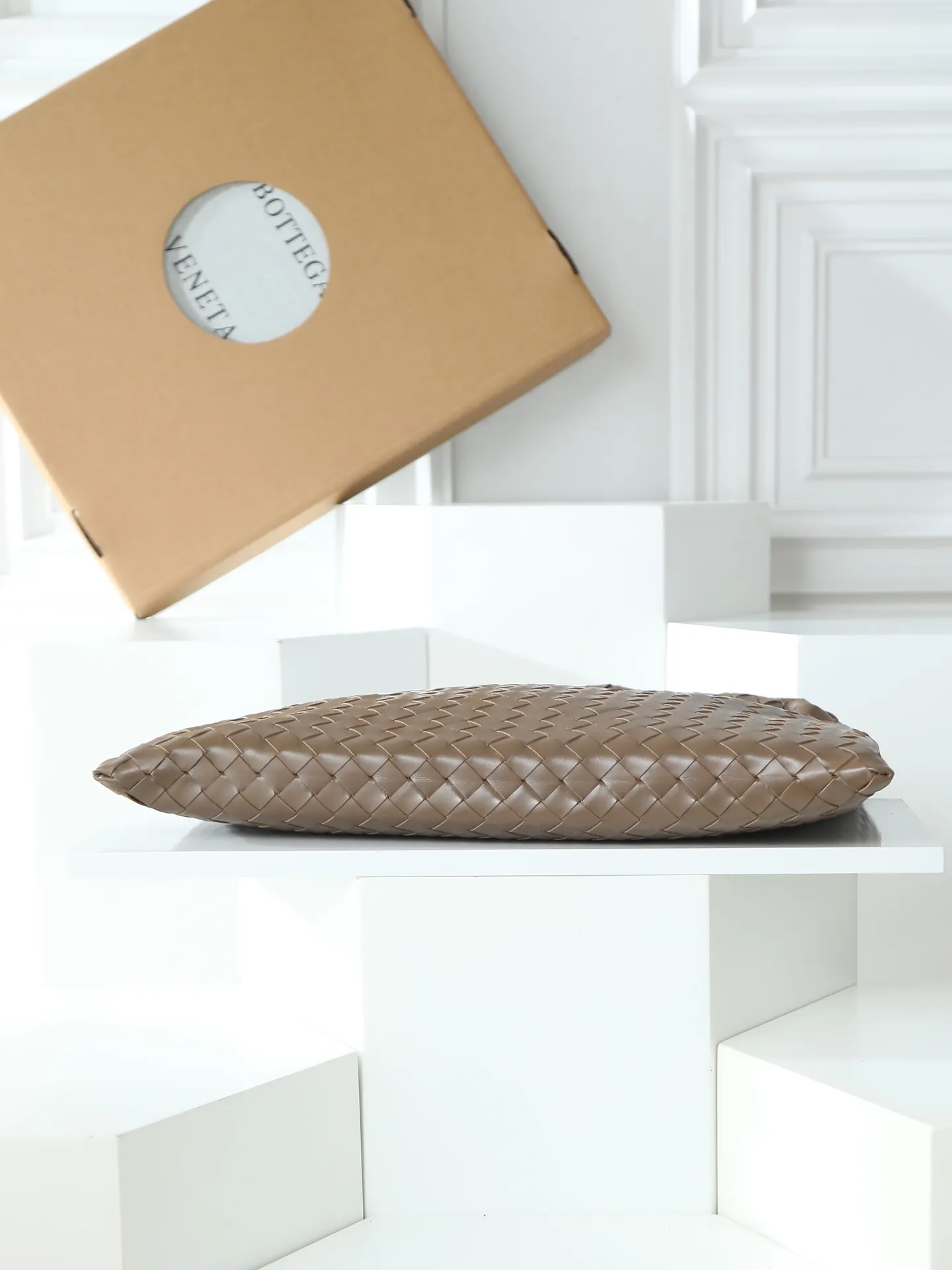 1180. #Bv’s new medium size HO 796262. The bag body and handles are made of a whole piece of woven leather. The bag body is soft and lazy. Ho symbolizes the praise of innovation and eternal craftsmanship [love]. The pyramid silhouette combines practicality and fashion. It is modern and casual. The double-sided closure design of the bag mouth is more convenient and safe! Made of soft cowhide and full of texture, this is a must-have for fashionable ladies who like minimalism, comfort and casualness! Dimensions: 46x21x10